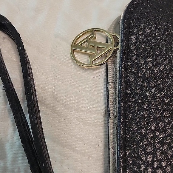 Adrienne Vittadini wristlet clutch - Picture 3 of 8